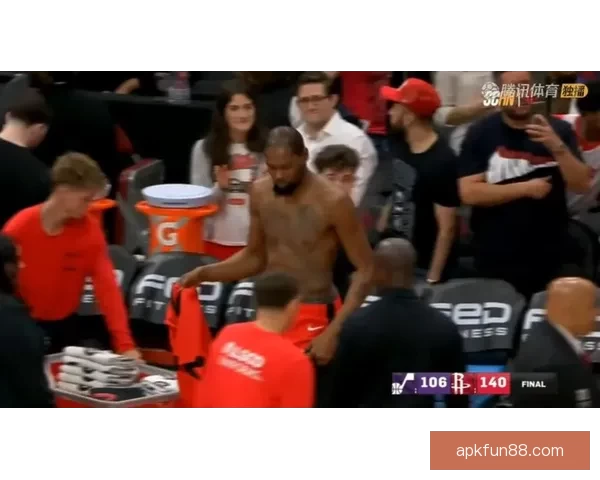 火箭更衣室狂欢泼水庆祝杜兰特超越乔丹 赤膊领取比赛用球激情满场